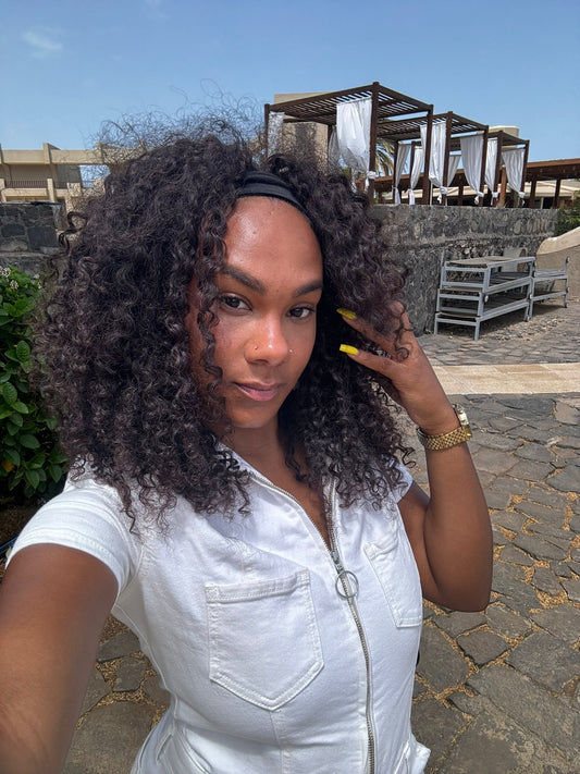 Peruca com banda encaracolada Irina Barros