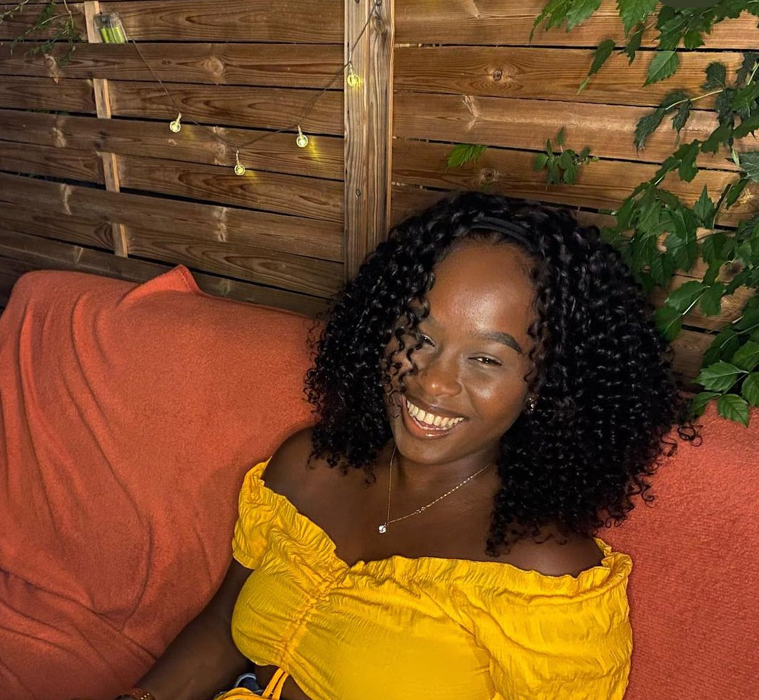 Peruca com banda encaracolada